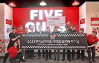 “서비스 최고 실력 직원은 누구?”…‘파이브가이즈 게임 대회’ 열어