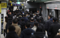 폭설로 지하철 지연운행…출근시간대 혼잡