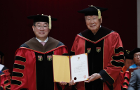 이중근 부영그룹 회장, 83세에 고대 법학박사 학위…“배움엔 끝이 없다”