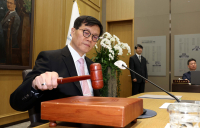 한은,  기준금리 10회 연속 ‘동결’…“물가, 2% 수렴 확신하기 이르다”