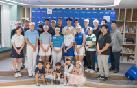 두산건설 골프단, 천안 행정타운 위브 입주민 대상 팬사인회