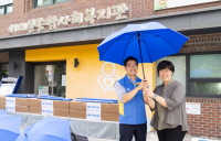 “신한금융 우산 밑으로 피하세요”…폭염·소나기 대비 우산 기부