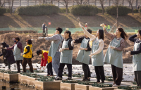 코웨이, 친환경 정화제 EM 흙공 던지기 봉사활동 실시