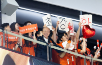 김승연 한화 회장, 한화토탈 임직원들과 대전구장 동행