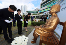 '평화의 소녀상에 헌화' 기림의 날
